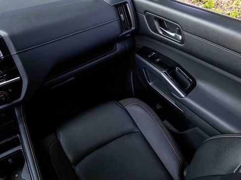 Certified 2024 Nissan Pathfinder SL image 19