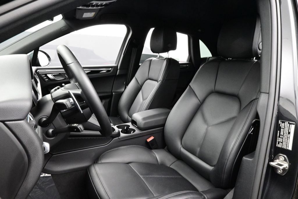 Certified 2025 Porsche Macan AWD/4WD image 5