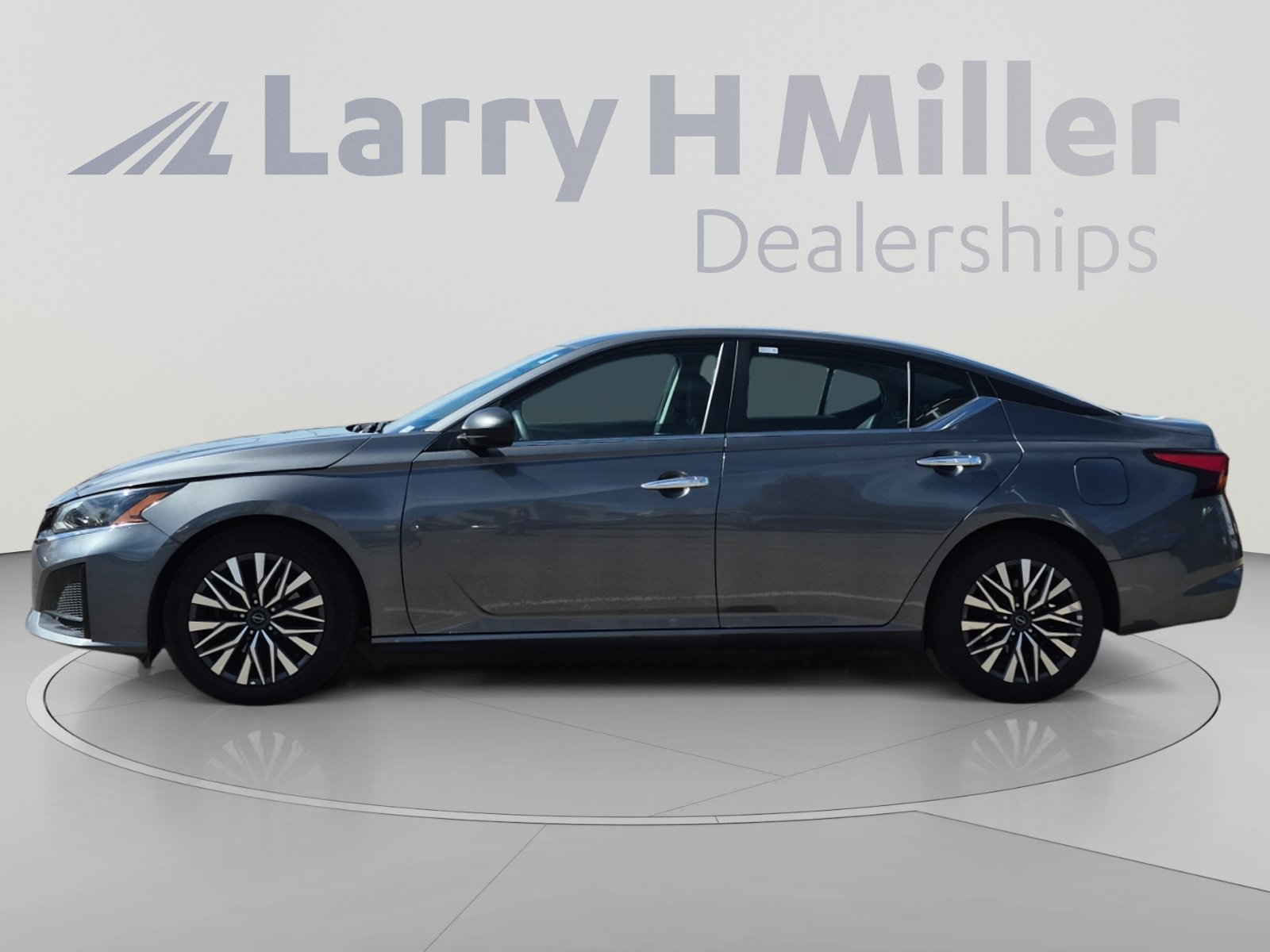 Used 2025 Nissan Altima 2.5 SV FWD image 2
