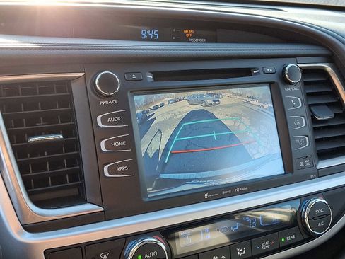 Used 2018 Toyota Highlander XLE image 19