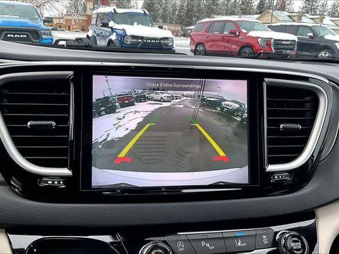 Used 2024 Chrysler Pacifica Touring-L image 27