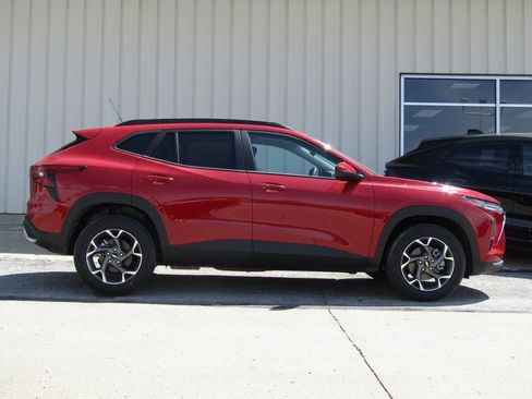New 2026 Chevrolet Trax LT FWD image 2
