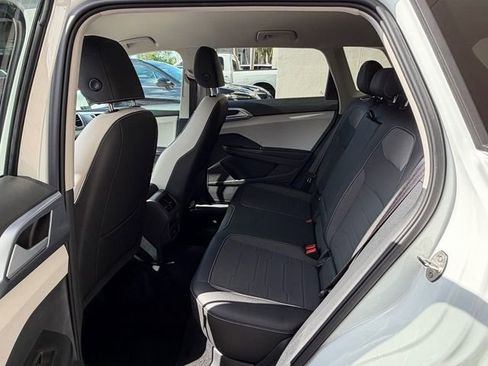 Certified 2025 Volkswagen Taos SE FWD image 14