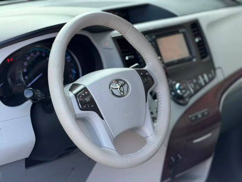 Used 2012 Toyota Sienna XLE FWD image 17
