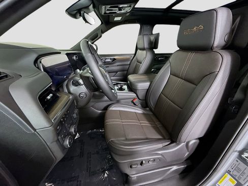Used 2025 Chevrolet Suburban High Country AWD/4WD image 21