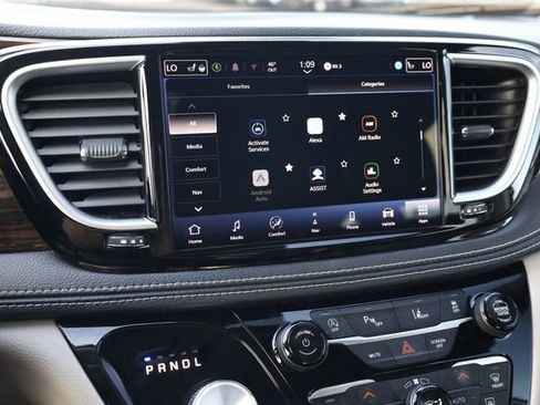 Used 2024 Chrysler Pacifica Limited image 17