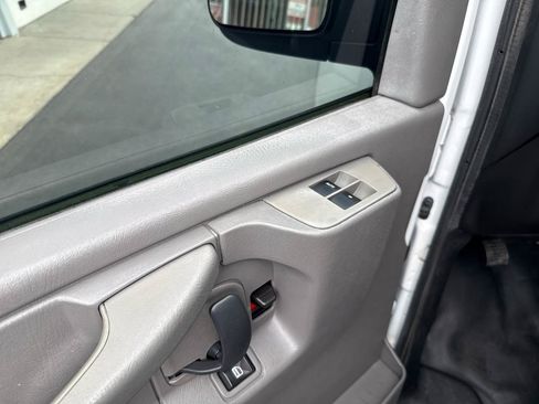 Used 2015 GMC Savana 2500 RWD image 8