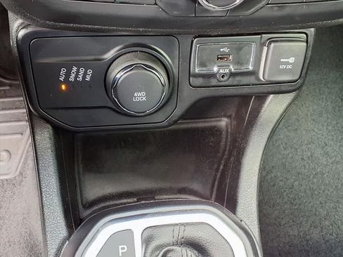 Used 2018 Jeep Renegade Latitude AWD/4WD image 21