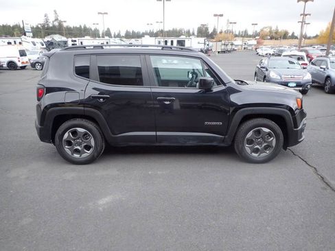 Used 2016 Jeep Renegade Latitude FWD image 6