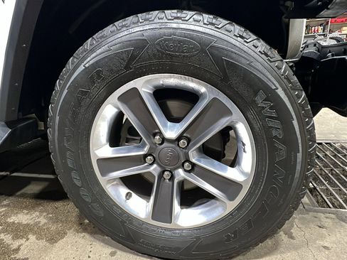 Used 2019 Jeep Wrangler Unlimited Sahara w/ Uconnect 4C Nav & Sound Group image 9