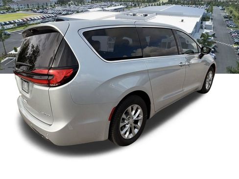 New 2026 Chrysler Pacifica Limited FWD image 4