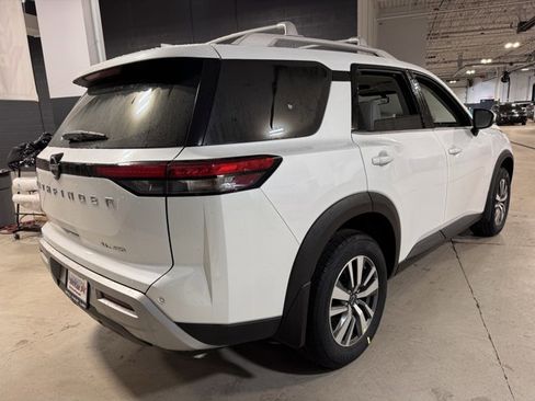 New 2025 Nissan Pathfinder SL image 12