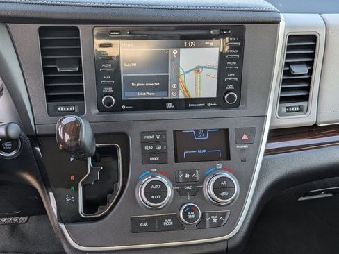 Used 2020 Toyota Sienna Limited Premium image 18