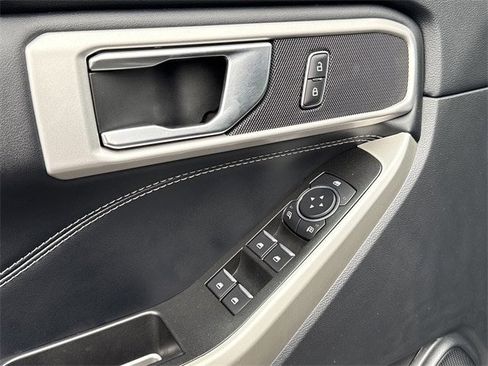 Used 2022 Ford Explorer XLT image 22