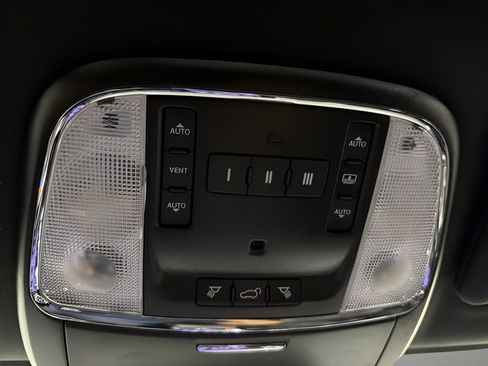 Used 2020 Jeep Grand Cherokee Overland AWD/4WD image 27