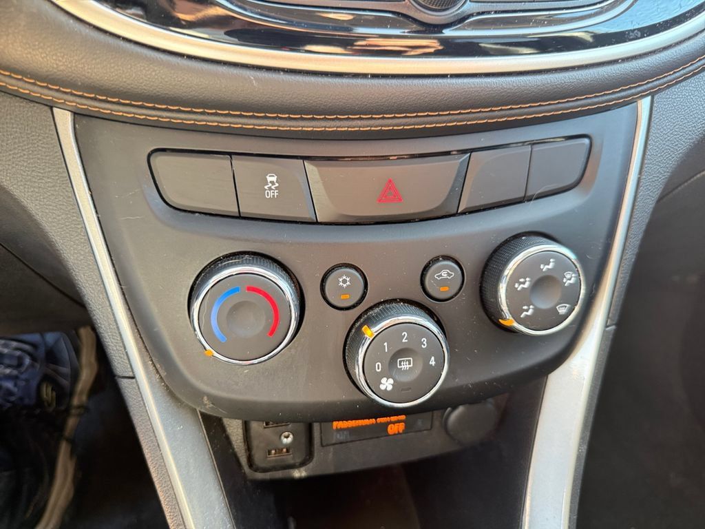 Used 2019 Chevrolet Trax LT w/ LT Convenience Package FWD image 28