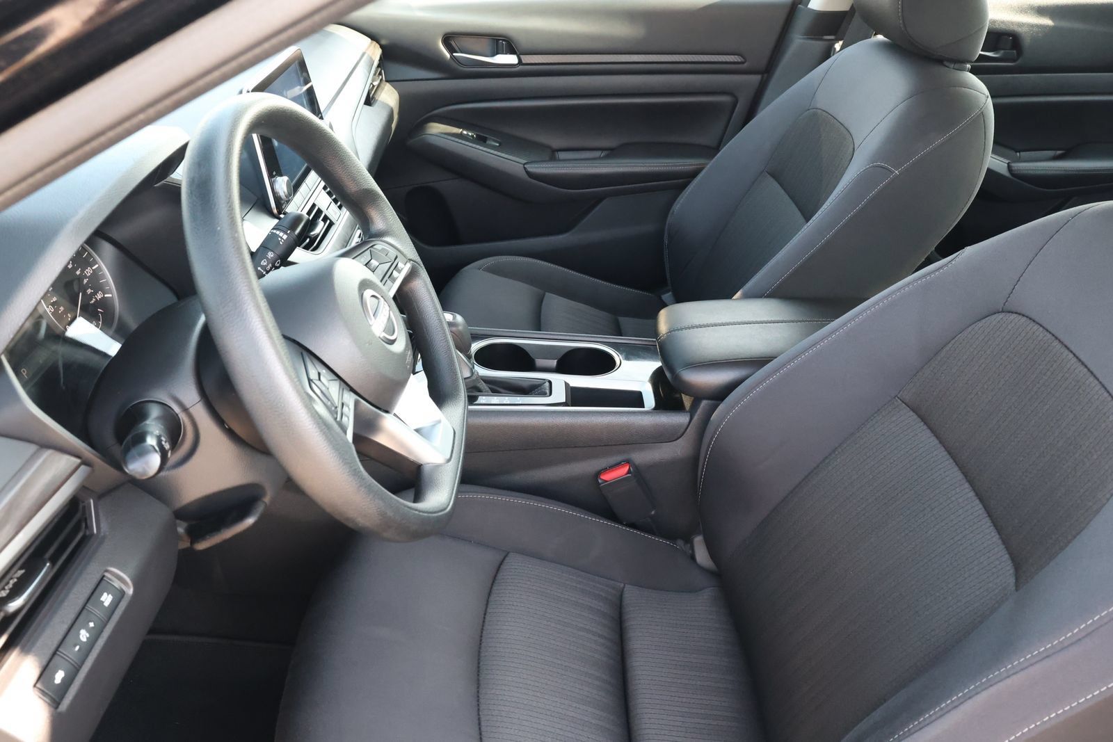 Used 2024 Nissan Altima 2.5 SV FWD image 13