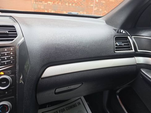 Used 2017 Ford Explorer XLT FWD image 27