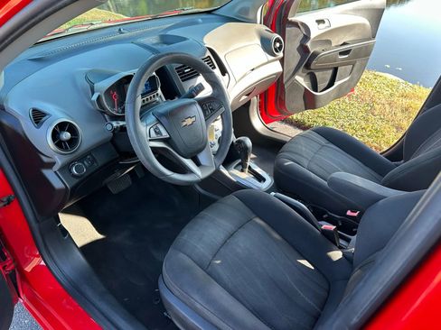 Used 2014 Chevrolet Sonic LT image 10