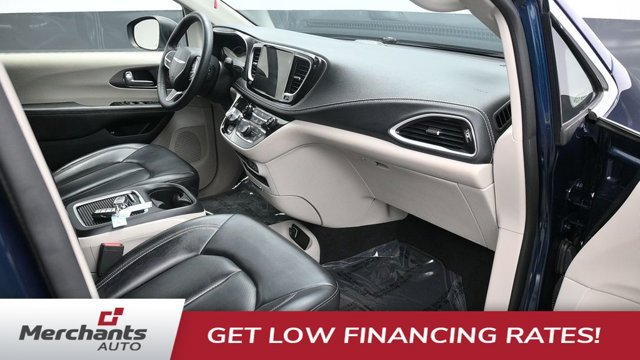 Used 2023 Chrysler Pacifica Touring-L FWD image 11