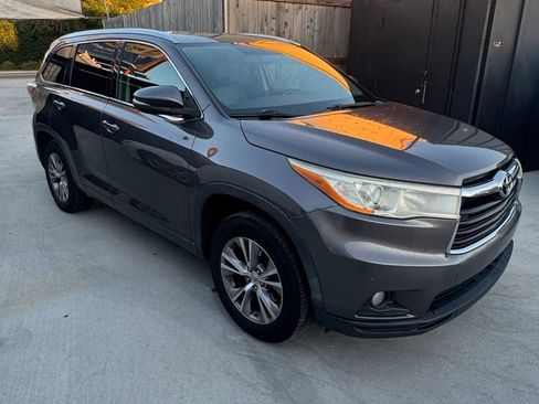Used 2014 Toyota Highlander XLE image 2