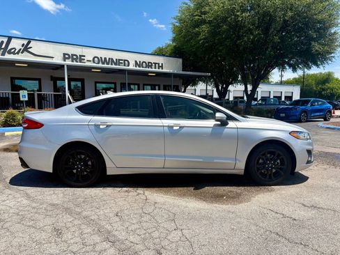 Used 2019 Ford Fusion SE w/ Equipment Group 151A FWD image 2