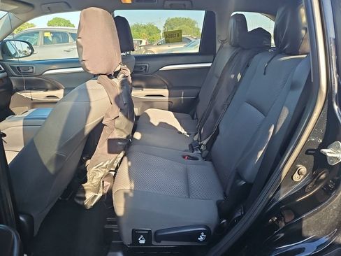 Used 2019 Toyota Highlander LE w/ Protection Package #3 AWD/4WD image 4
