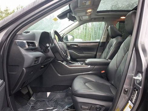 Used 2023 Toyota Highlander Platinum image 13