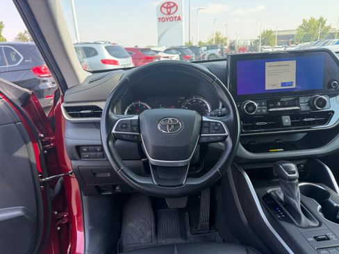 Used 2023 Toyota Highlander XLE AWD/4WD image 9
