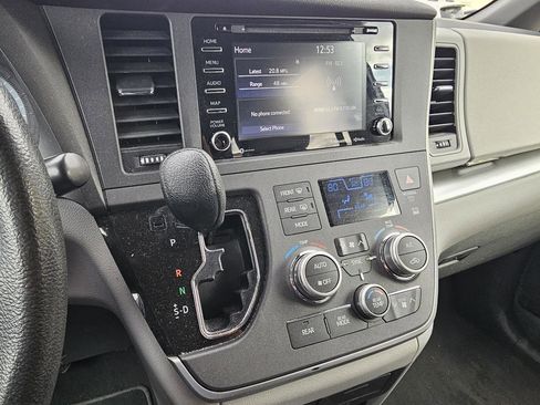 Used 2020 Toyota Sienna LE w/ Carpet Mat Package image 15