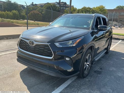 Used 2022 Toyota Highlander XLE AWD/4WD image 4