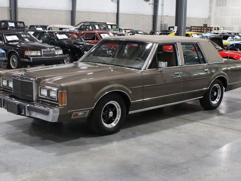 Used 1989 Lincoln Town Car RWD image 12