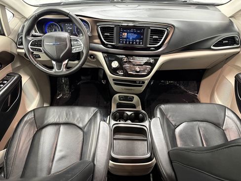 Used 2018 Chrysler Pacifica Touring-L FWD image 11