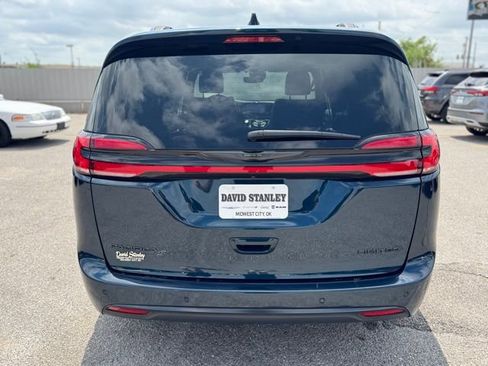 Used 2025 Chrysler Pacifica Limited FWD image 5