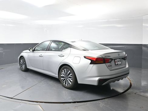 Used 2024 Nissan Altima 2.5 SV FWD image 11