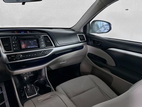 Used 2017 Toyota Highlander LE FWD image 22
