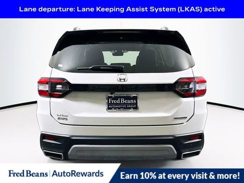 Used 2025 Honda Pilot Touring image 7