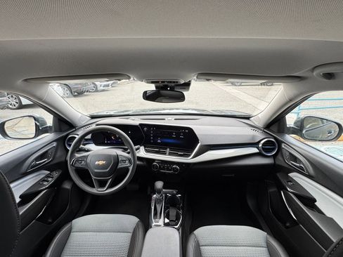 Used 2025 Chevrolet Trax LT FWD image 33