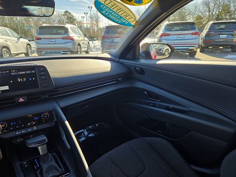 Used 2025 Hyundai Elantra Sport image 11