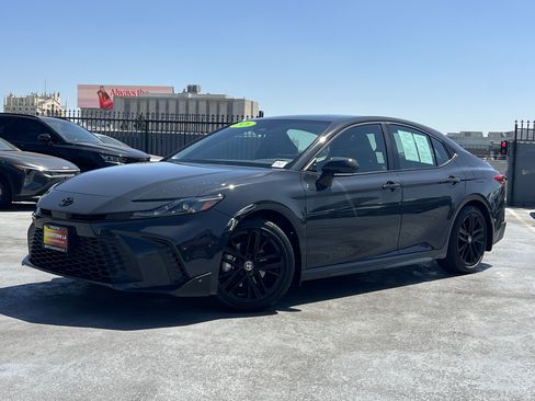 Used 2026 Toyota Camry SE w/ Convenience Package FWD image 2