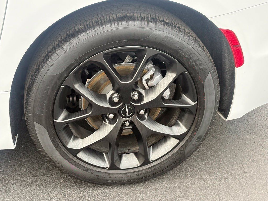 Used 2025 Chrysler Pacifica Limited FWD image 10