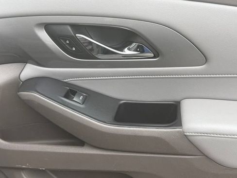 Used 2021 Chevrolet Traverse LT FWD image 17