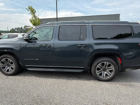 Used 2024 Jeep Wagoneer L Series II w/ Flexible Seating Group AWD/4WD image 11