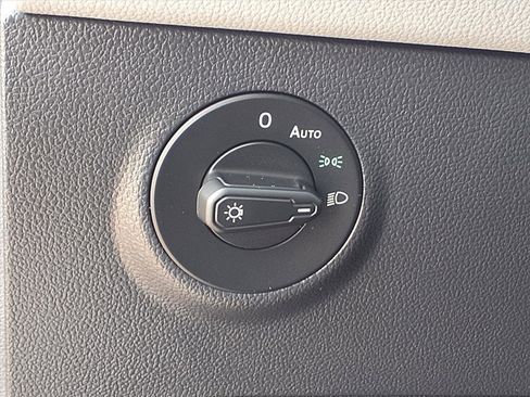 Certified 2024 Volkswagen Taos SE w/ Panoramic Sunroof Package image 17