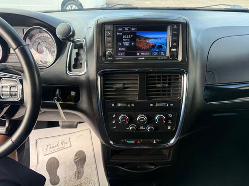 Used 2019 Dodge Grand Caravan SE FWD image 19