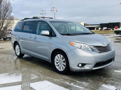 Used 2016 Toyota Sienna XLE Premium image 2