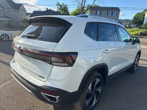 Used 2025 Volkswagen Taos SE AWD/4WD image 6