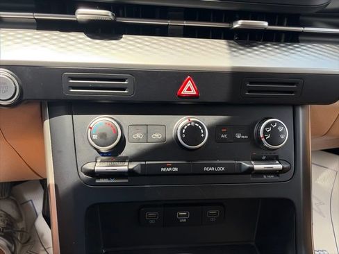 Used 2024 Kia Carnival LX FWD image 22