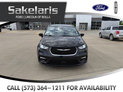 Used 2022 Chrysler Pacifica Touring-L FWD image 2