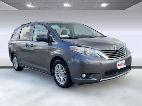 Used 2013 Toyota Sienna XLE image 6